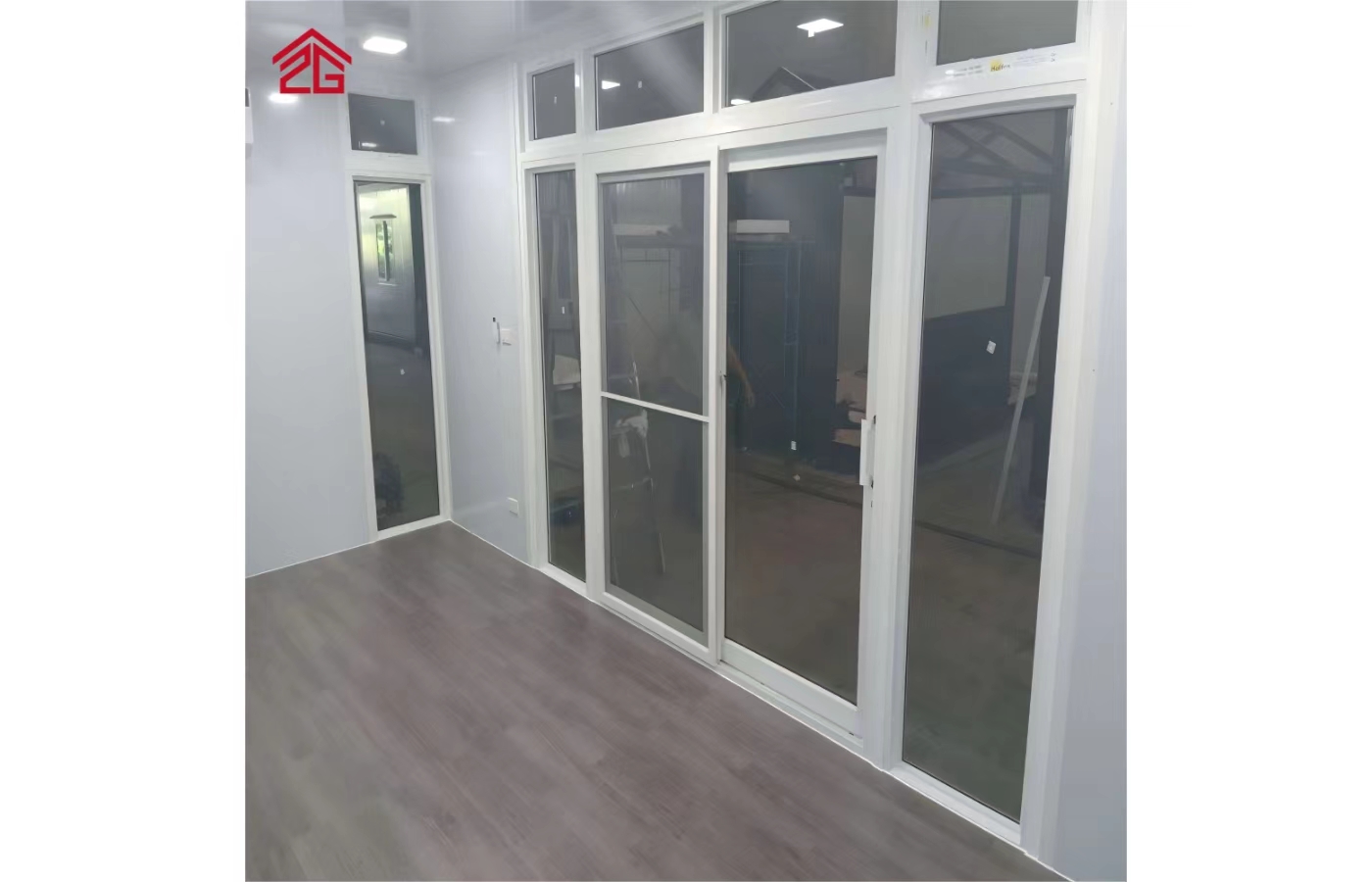 Dostosowany stały dom kontenerowy o długości 20 stóp z oknem sięgającym od podłogi do sufitu Dostosowany stały dom kontenerowy o długości 20 stóp z oknem sięgającym od podłogi do sufitu