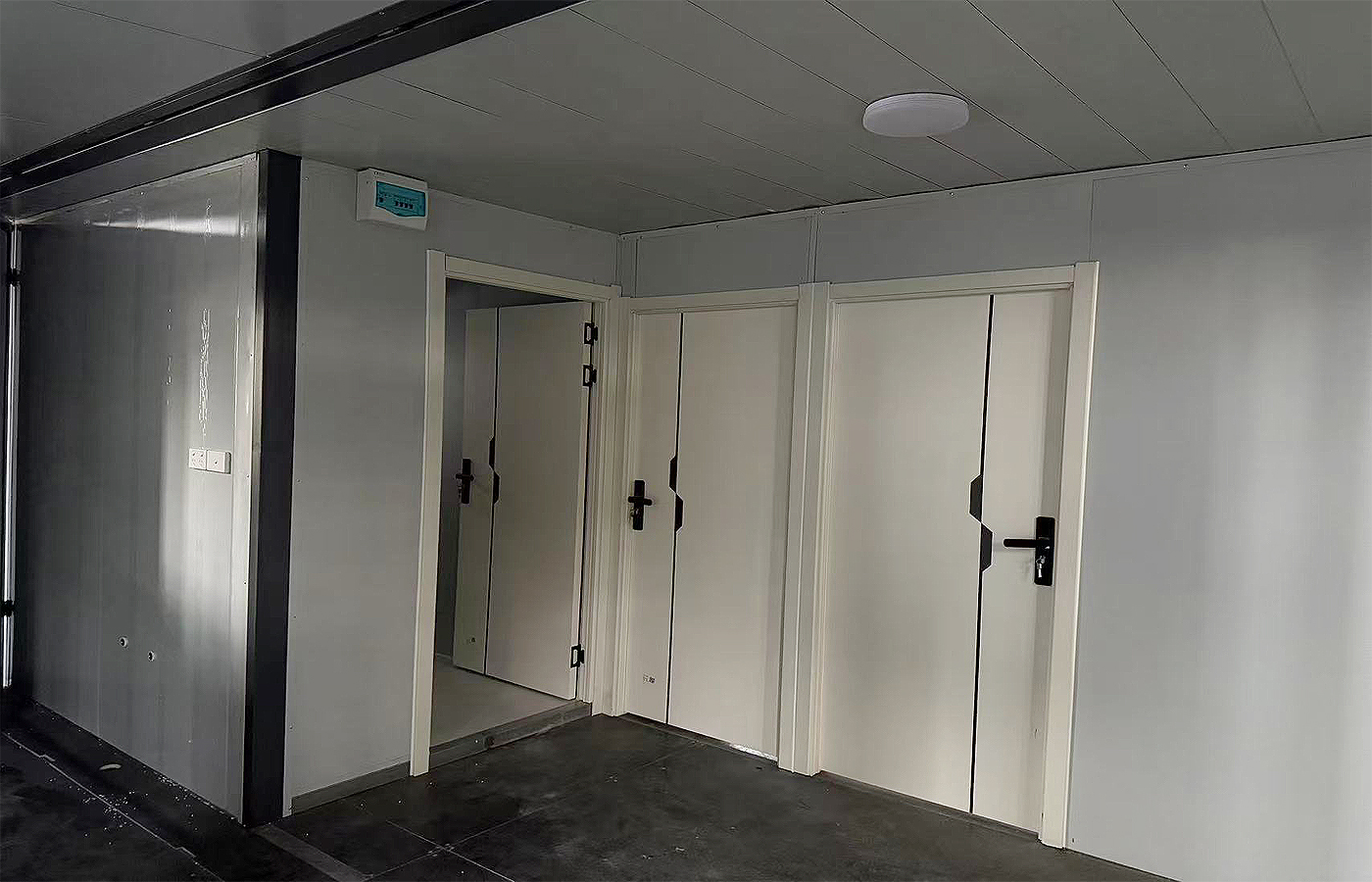 Luksusowy, dostosowany do indywidualnych potrzeb kontener o długości 30 stóp, o wysokości 40 stóp, z metalową zewnętrzną płytą klinową Luksusowy, dostosowany do indywidualnych potrzeb kontener o długości 30 stóp, o wysokości 40 stóp, z metalową zewnętrzną płytą klinową