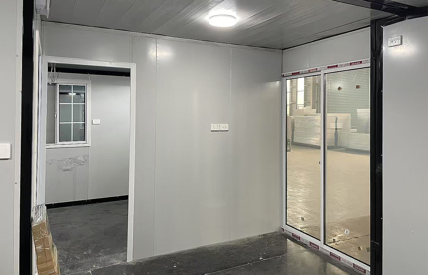 Luksusowy, dostosowany do indywidualnych potrzeb kontener o długości 30 stóp, o wysokości 40 stóp, z metalową zewnętrzną płytą klinową Luksusowy, dostosowany do indywidualnych potrzeb kontener o długości 30 stóp, o wysokości 40 stóp, z metalową zewnętrzną płytą klinową